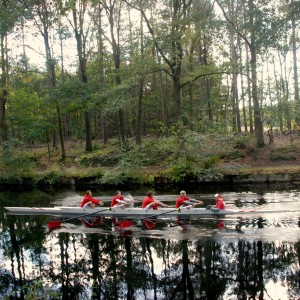 Op het water in de bossen van Eindhoven werd er hard geroeid! De heren van E.A. de Groot overwonnen in het veld van de Najaarsbokaal. 