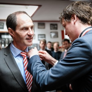 Bart Struwe, voorzitter van Oud-Laga, wordt benoemd tot erelid van verdienste.