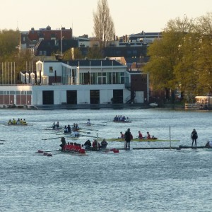 Zinderende boord-aan-boordfinales op een donkere Amstel!